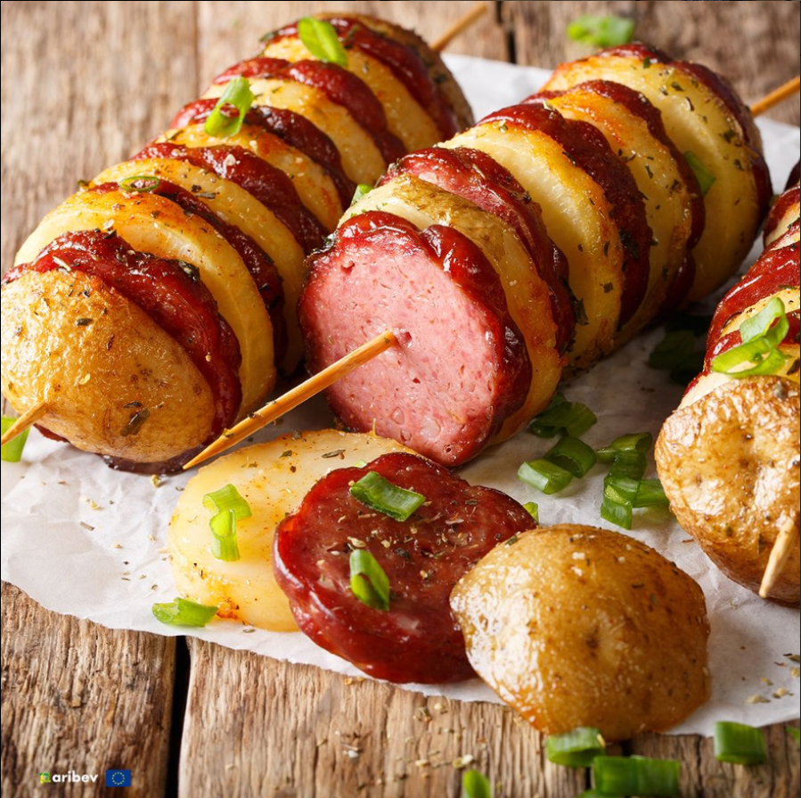 brochettes-pomme-de-terre-et-saucisses-fumees